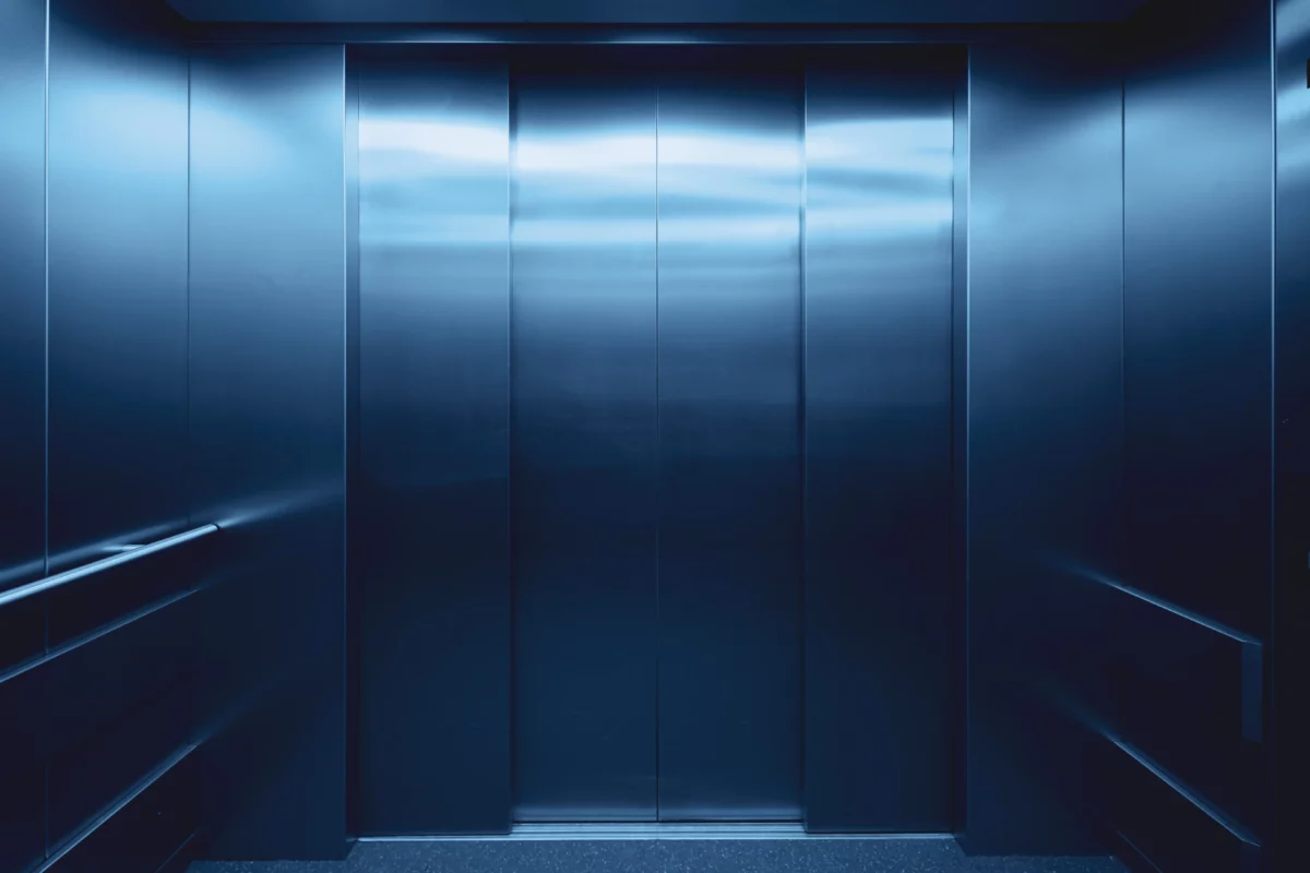Encerrado en un ascensor: ¿Cómo debes actuar?